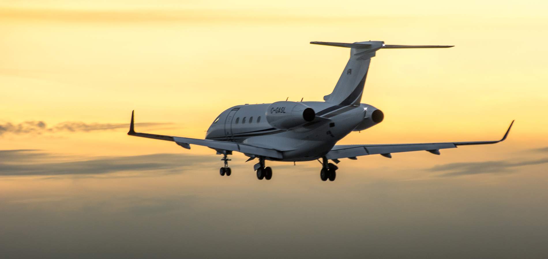 Embraer Legacy 450 Flies Over Toronto